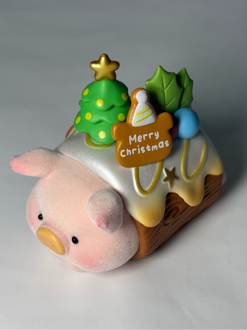 TOYZEROPLUS Cici’s Story Lulu the Pig Yole Log Christmastime Figurine